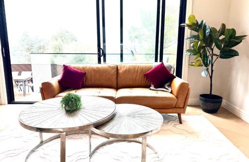Eltham North Apartment | Luxury Hillside Escape with Scenic Views & Cozy Stay