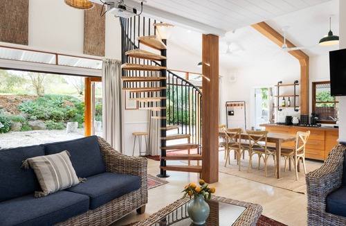 Wallis Lake House | Luxury lakefront Suite & Barn