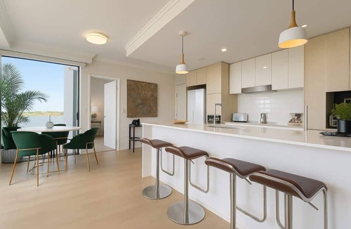 Robina Apartment | Luxury Lakeview 3BR Escape