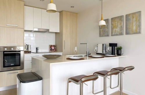 Robina Apartment | Luxury Lakeview 3BR Escape