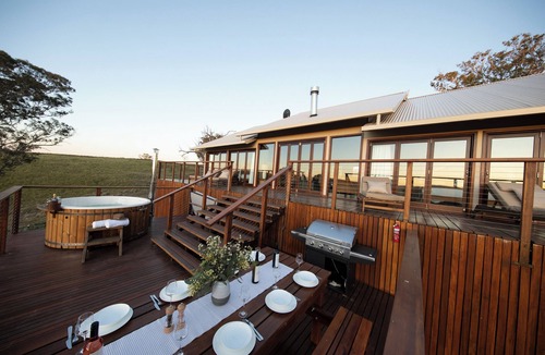 Capertee House | Luxury Lodge near Blue Mountains, Stunning, Spacious, mountain and river access