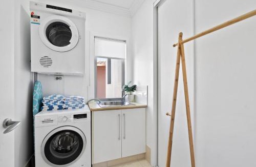 Mermaid Beach Villa | Luxury Mermaid Beach Pool 4 King Sleeps 10