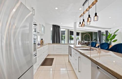 Mermaid Beach Villa | Luxury Mermaid Beach Pool 4 King Sleeps 10
