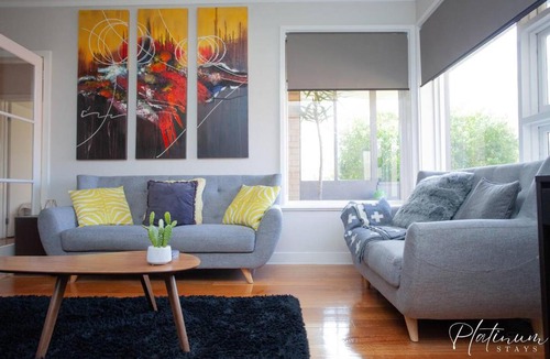 Lake Wendouree Apartment | Luxury on Webster Upscale 2BR Close to Hospital
