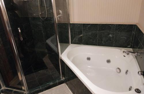 Surfers Paradise Hotel | Luxury Privately Owned Ocean View Studio OAKS Gold Tower