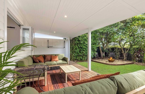 Umina Beach House | Luxury Umina Manor | Sleeps 12, Fire Pit, Beach