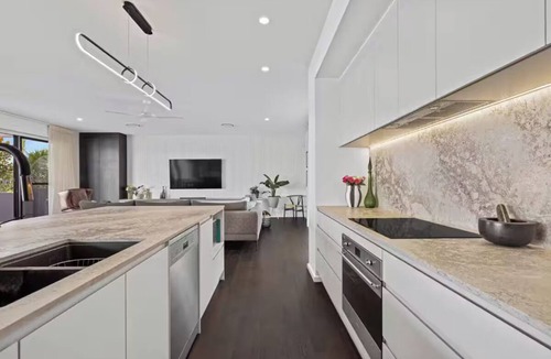 Broadbeach Waters House | Luxury Villas Allambi Broadbeach (With Car Parking)