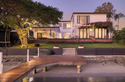 Broadbeach Waters House | Luxury Villas Allambi Broadbeach (With Car Parking)