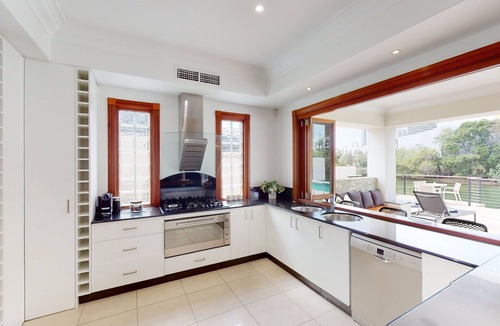 Broadbeach Waters House | Luxury Villas Lakeland Keys (Heated Pool)