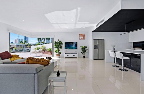 Broadbeach Waters House | Luxury Villas Majestic Palms (Heated Pool)