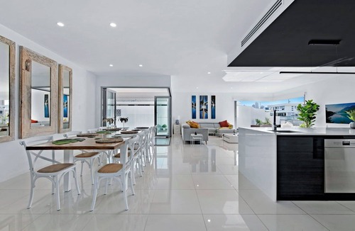 Broadbeach Waters House | Luxury Villas Majestic Palms (Heated Pool)