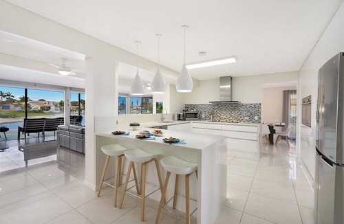 Broadbeach Waters House | Luxury Villas Whitehaven (Heated pool)