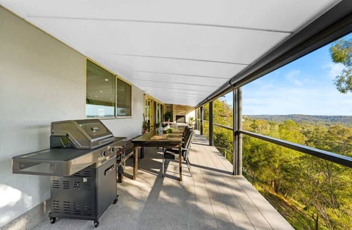 North Warrandyte House | Luxury Warrandyte Retreat w Pool, Views & Theatre
