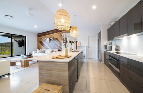 Whitsundays House | Luxury Whitsunday Farmstay with Outdoor Bath