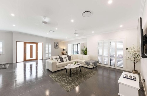 Annandale House | Magic on MacArthur - Modern 4BR Home in Annandale
