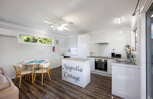 Coffs Harbour House | Magnolia Cottage - 2bdrm walk to CBD private quiet