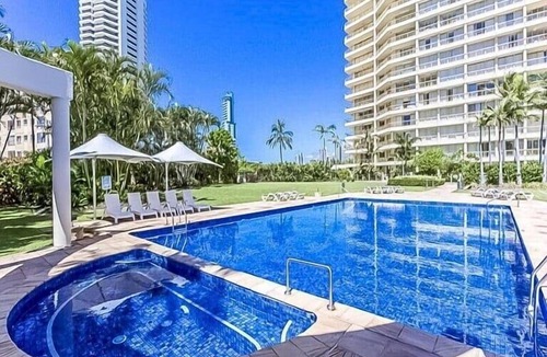 Main Beach Apartment | Main Beach Escape Pool, Spa, Sauna +Gym +Tennis