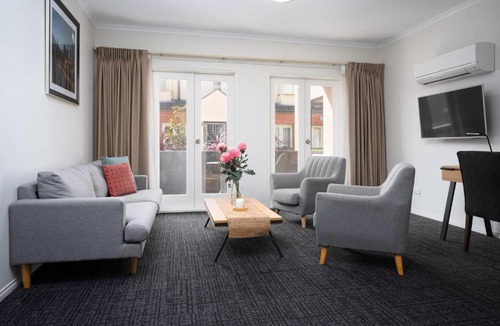 Kew Hotel | MainStay Suites Kew