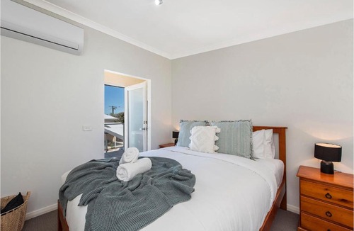 Mandurah Apartment | Mandurah Accommodation Near Foreshore Modern 1BR Loft with Parking & WiFi