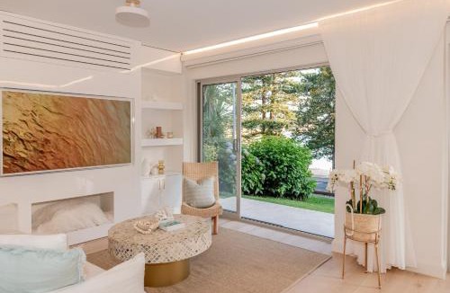 Manly Apartment | Manly Beachfront Stays - 3 Bedroom Beachfront with Garden - Walking Distance To Everything