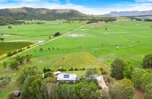 Broke House | Maranda Country Estate 5 Bedrooms with Pool, Spa & EV