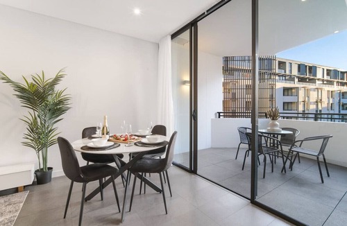 Forest Lodge Apartment | Marble Bloom | 1BR near Sydney CBD + FREE Parking