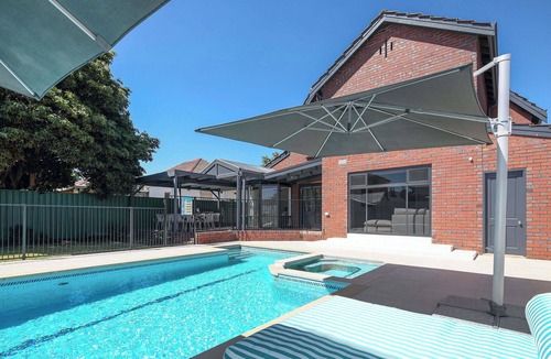 Lower Mitcham House | Marvel in Mitcham - 6 Bedroom, Pool, Luxury