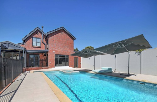 Lower Mitcham House | Marvel in Mitcham - 6 Bedroom, Pool, Luxury