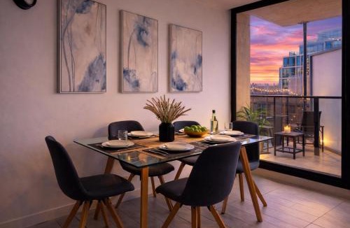 Docklands Apartment | Marvel Stadium Views 2BR, Parking, Pool & Gym
