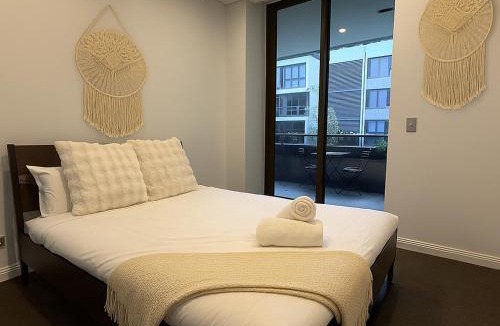 Mascot Apartment | Mascot Spacious 3B2B Apt near Airport with Parking