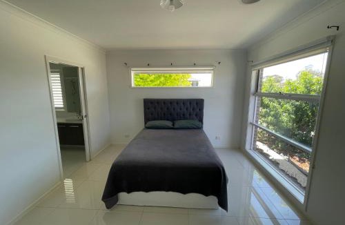 Mount Duneed House | Master's bedroom in Mount Duneed