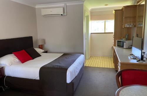 Warwick Hotel | McNevins Warwick Motel