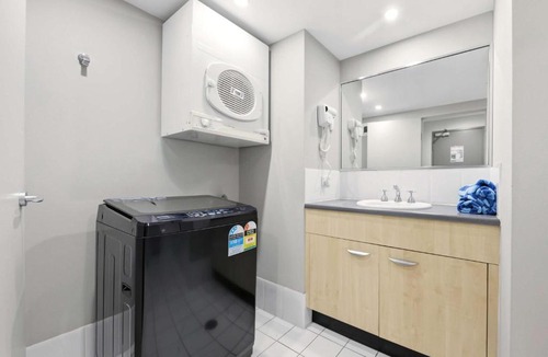Cronulla Apartment | MetaWise BNB Modern Studio in Central Cronulla 2