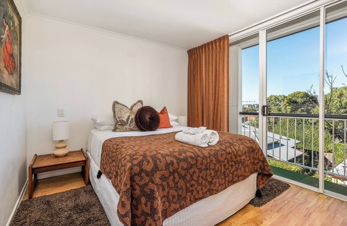 Kangaroo Point Apartment | Mid-Century Suite - 1 Bed 1 Bath 1 Car 2 Balconies