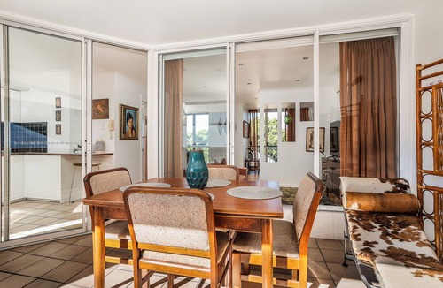 Kangaroo Point Apartment | Mid-Century Suite - 1 Bed 1 Bath 1 Car 2 Balconies