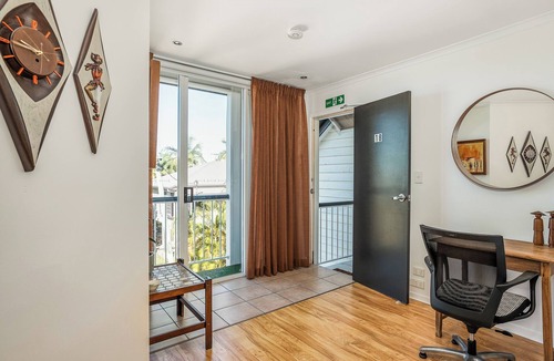 Kangaroo Point Apartment | Mid-Century Suite - 1 Bed 1 Bath 1 Car 2 Balconies