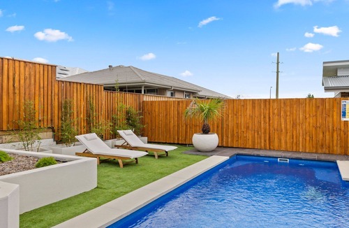 Boolaroo House | Milburn Circuit Boolaroo 44 - Entertainer's delight, inside and out