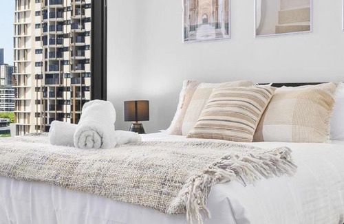 Milton Apartment | Milton Luxe 1Bd with City Views Pool Car Park Balcony Walk to Suncorp