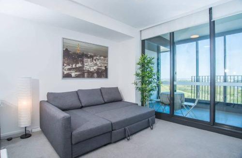 Wentworth Point Apartment | Minimalism modern 1bdr apt waterview P Coles