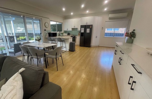 Mirrabooka House | Mirra Mirra -Hidden Gem By The Lake - Pet Friendly