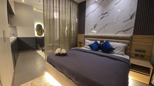Noida Apartment | Mirror Magic by Luxury Loft
