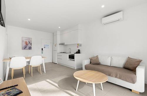 Callala Beach Hotel | Modern 1 Bed Apartment - 6 Min Walk to Callala Beach