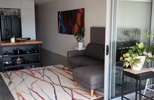 West End Apartment | Modern 1 bedder with river views in West End