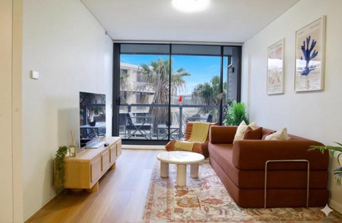 Darling Harbour Apartment | Modern 1BR Barangaroo Apartment with Waterfront Balcony Views & Private Parking