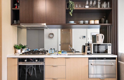 Saint Kilda South Apartment | Modern 2-Bedroom Retreat Minutes from St Kilda