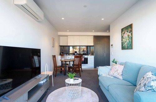 Hawthorn Apartment | Modern 2BR Apartment with Smart TV and Views