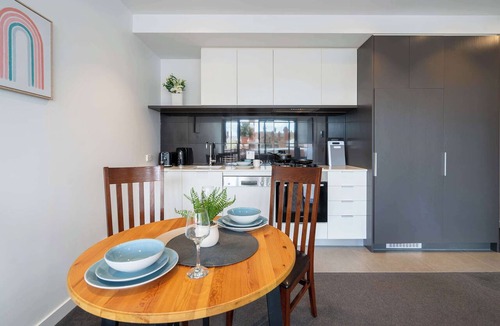 Hawthorn Apartment | Modern 2BR Apartment with Smart TV and Views