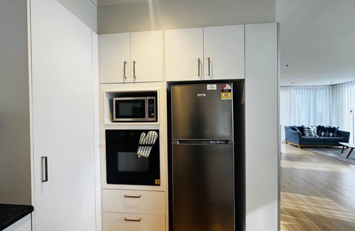 Melbourne Central Business District Apartment | Modern 2BR CBD Apartment w/Balcony Views of Yarra River & Highrises