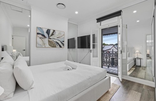 Glebe Apartment | Modern 3BR with Alfresco dining & Garage