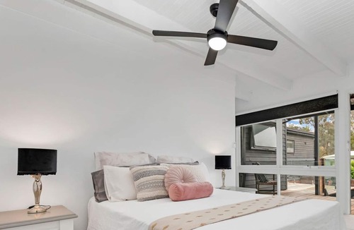 Echuca House | Modern 5-bedroom home with spa